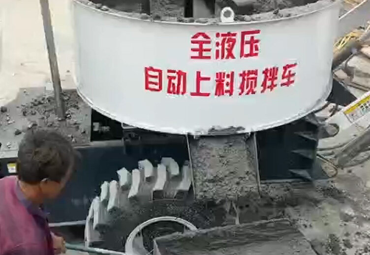 自上料平口搅拌车施工案例